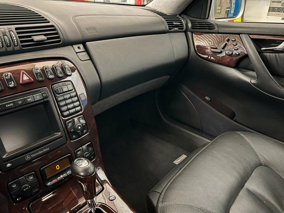 Immagine 12/18 di Mercedes-Benz CL 600 (2001)