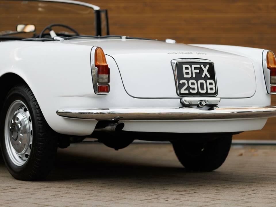 Image 9/50 of Alfa Romeo 2600 Spider (1964)