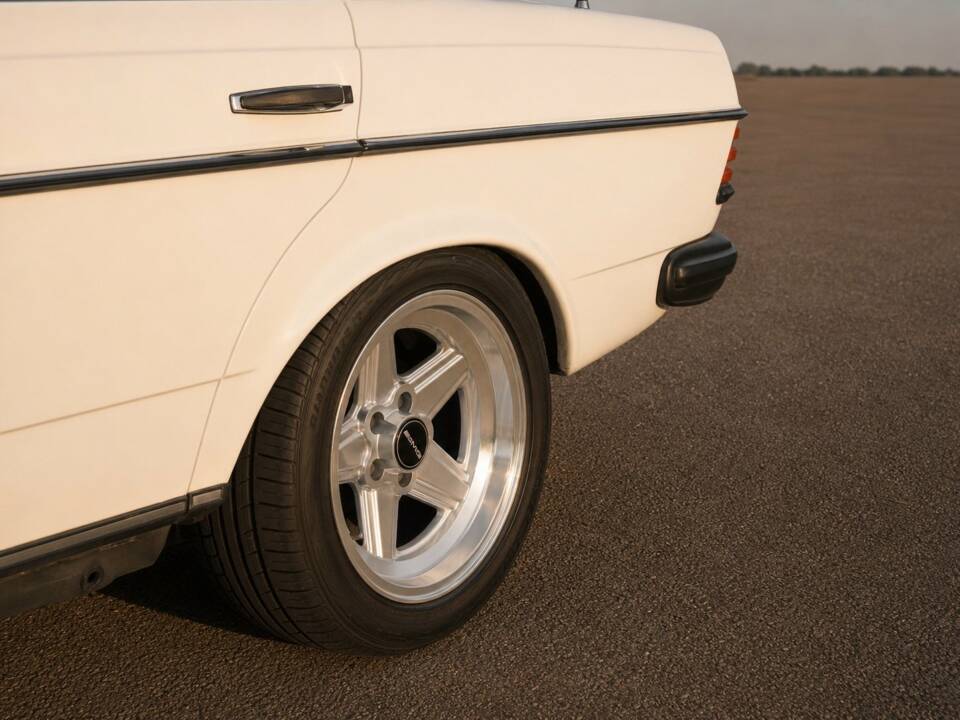 Immagine 6/50 di Mercedes-Benz 230 E (1900)