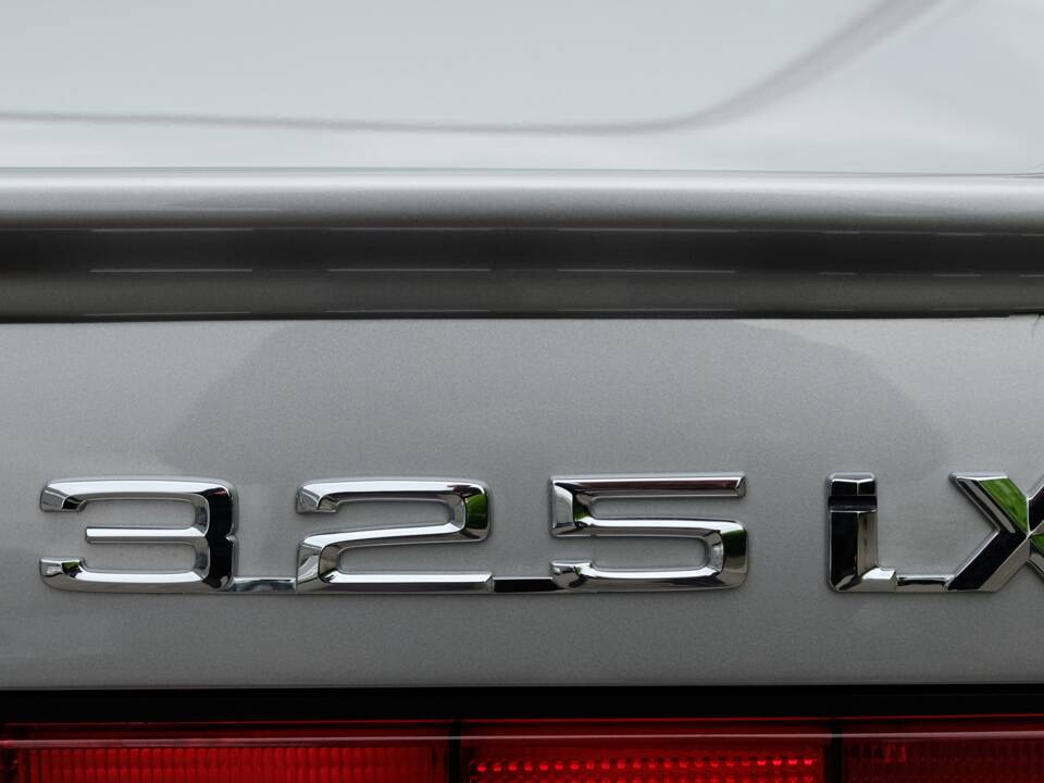 Bild 42/56 von BMW 325ix (1987)