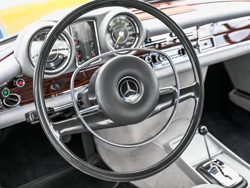 Imagen 9/13 de Mercedes-Benz 280 SE 3,5 (1971)
