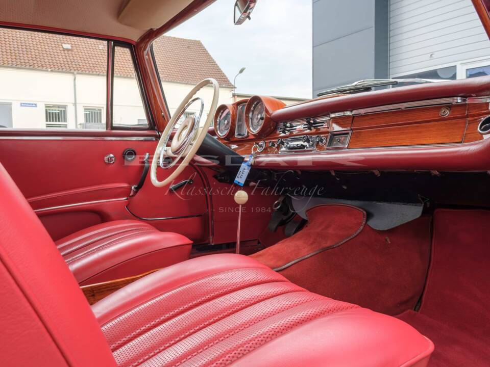 Image 19/24 de Mercedes-Benz 220 SE b (1963)