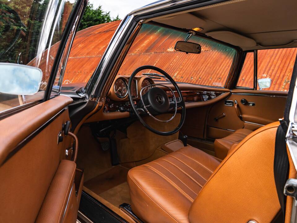 Image 24/37 of Mercedes-Benz 280 SE 3,5 (1970)