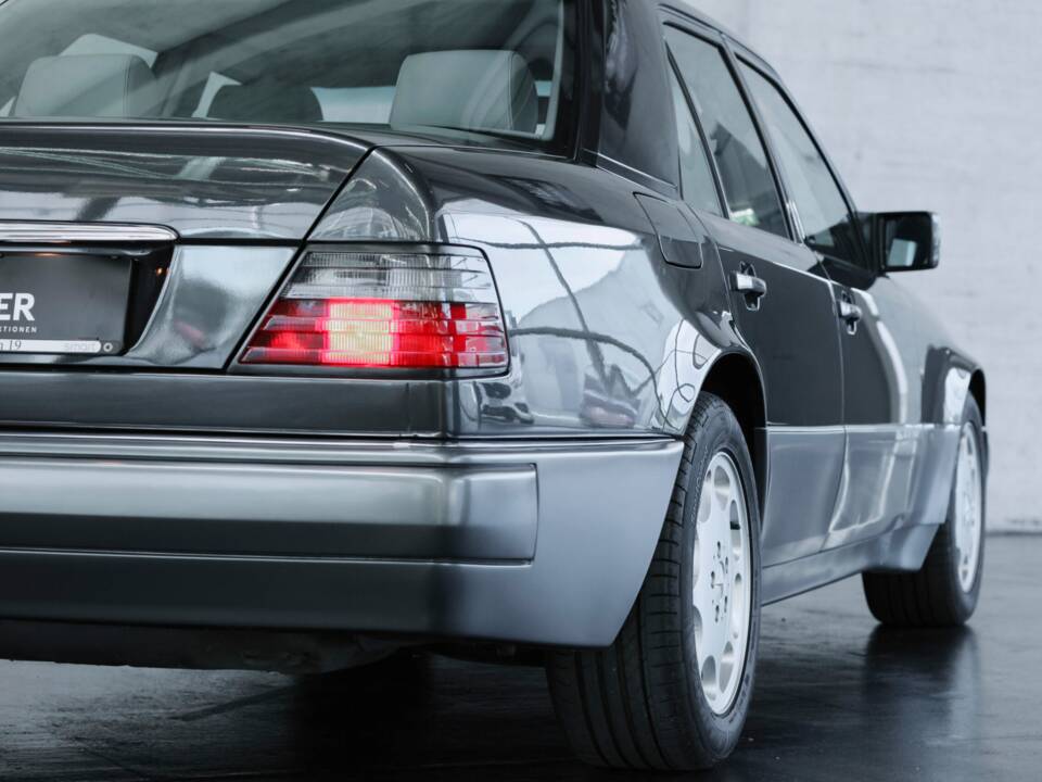 Bild 17/50 von Mercedes-Benz 500 E (1993)