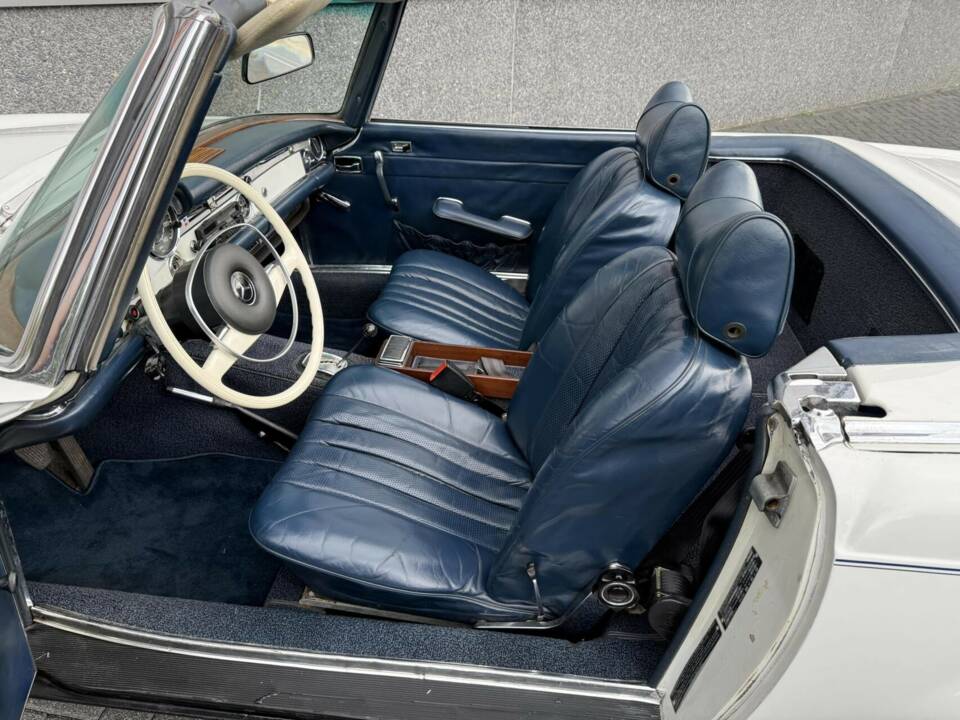 Image 34/50 of Mercedes-Benz 280 SL (1971)