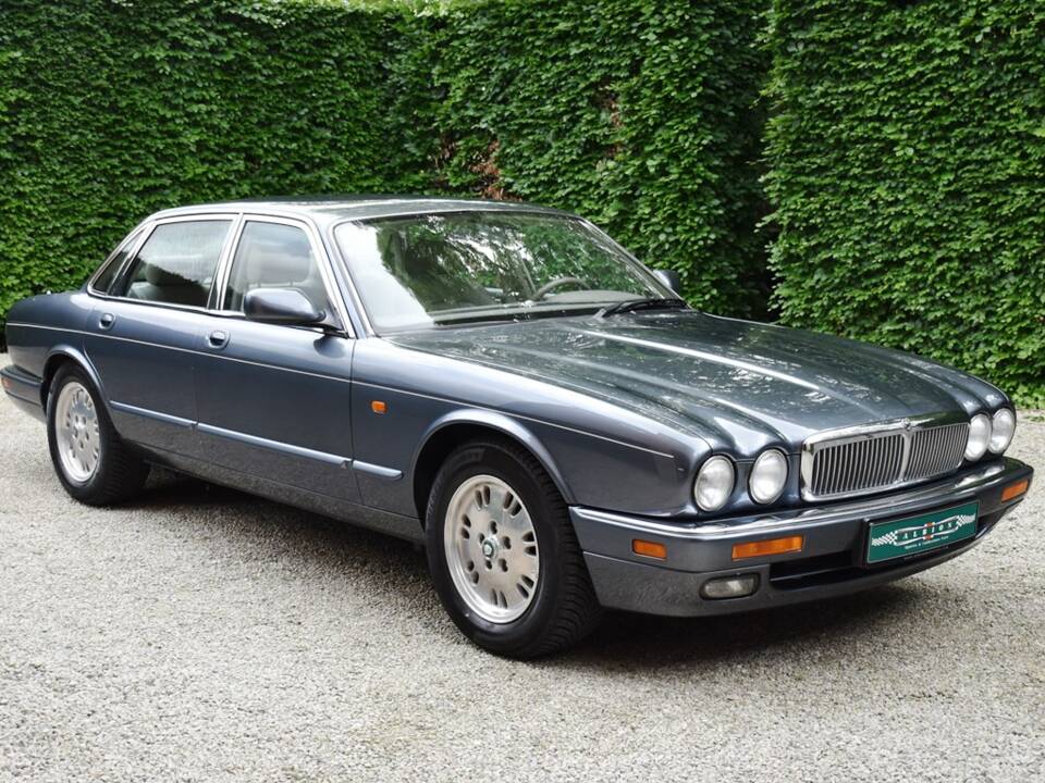 Image 10/40 of Jaguar XJ 6 4.0 Sovereign (1995)