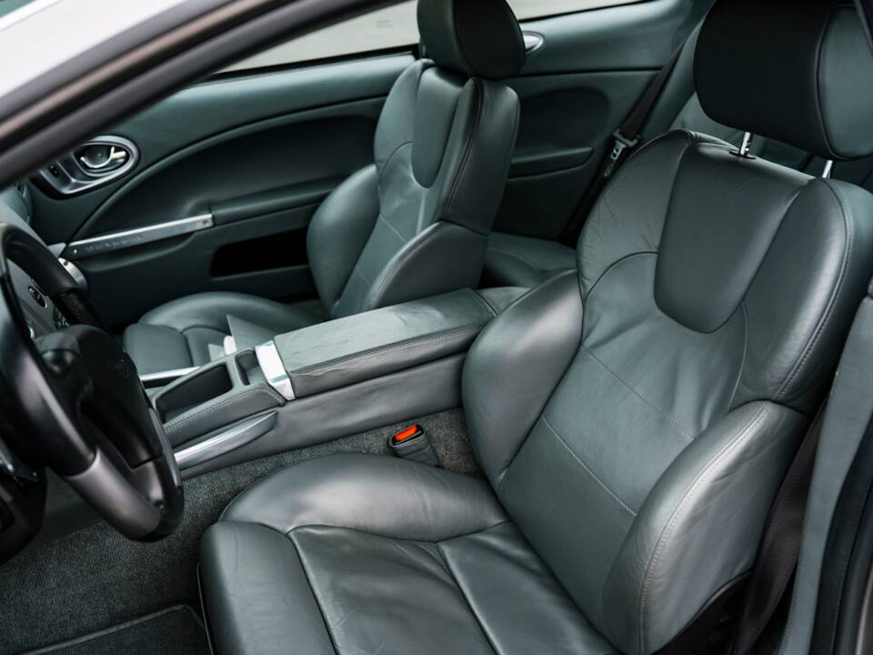 Image 15/23 of Aston Martin V12 Vanquish (2003)