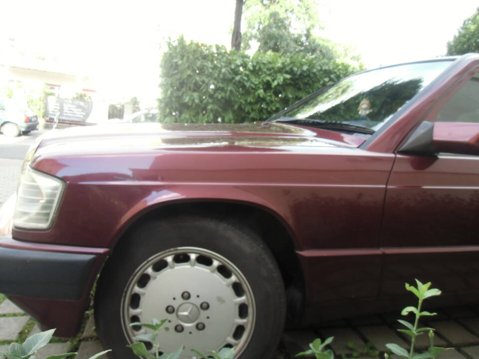 Image 38/137 of Mercedes-Benz 190 E 1.8 Avantgarde &quot;Rosso&quot; (1992)