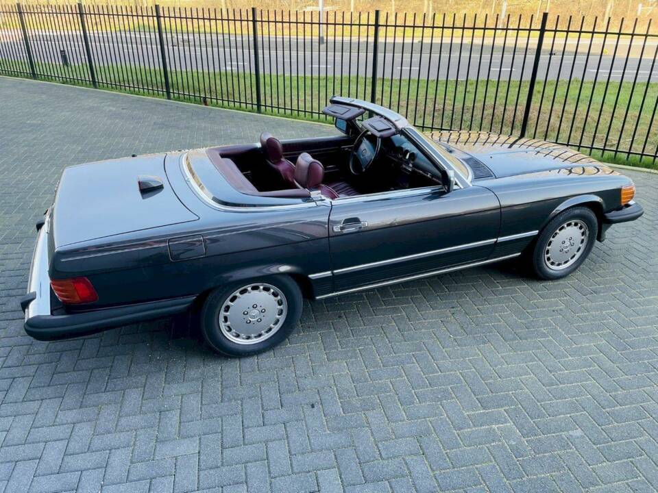Image 9/32 de Mercedes-Benz 560 SL (1987)