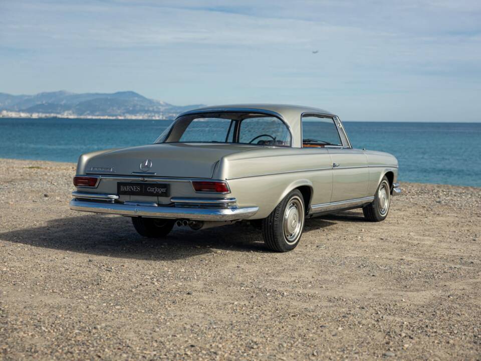Afbeelding 2/13 van Mercedes-Benz 300 SE (1963)