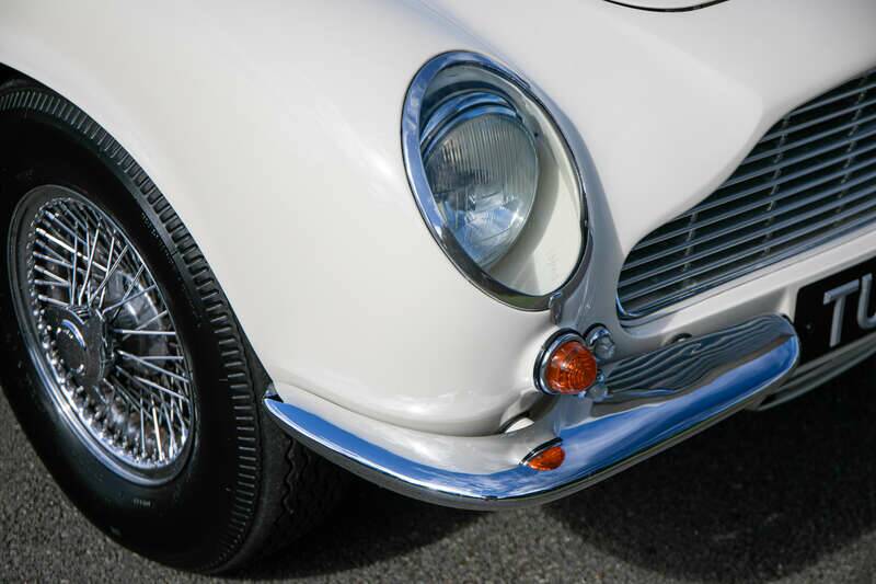 Image 25/38 of Aston Martin DB 6 Mk II Volante (1970)