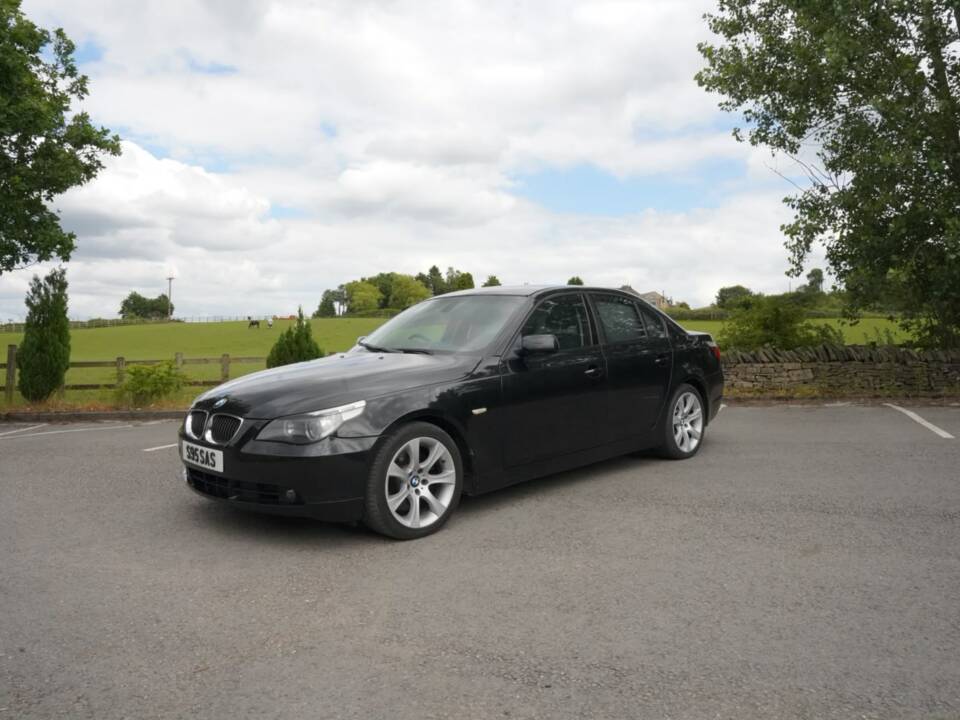 Bild 33/48 von BMW 550i (2006)