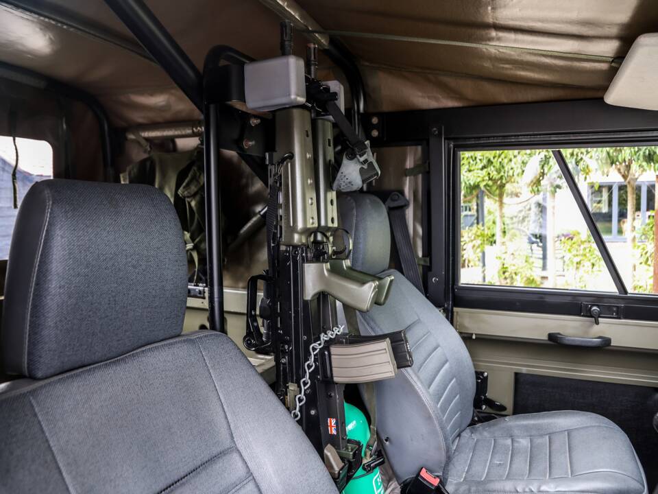 Bild 20/41 von Land Rover Defender 90 Td5 (1998)
