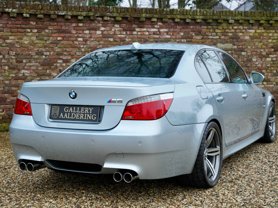 Immagine 17/50 di BMW M5 (2009)