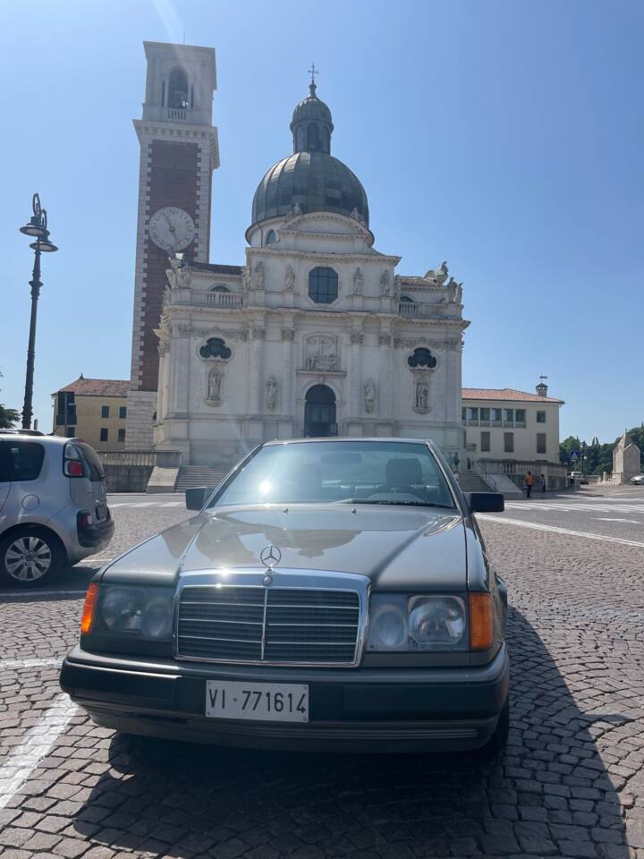 Immagine 1/16 di Mercedes-Benz 300 CE (1989)