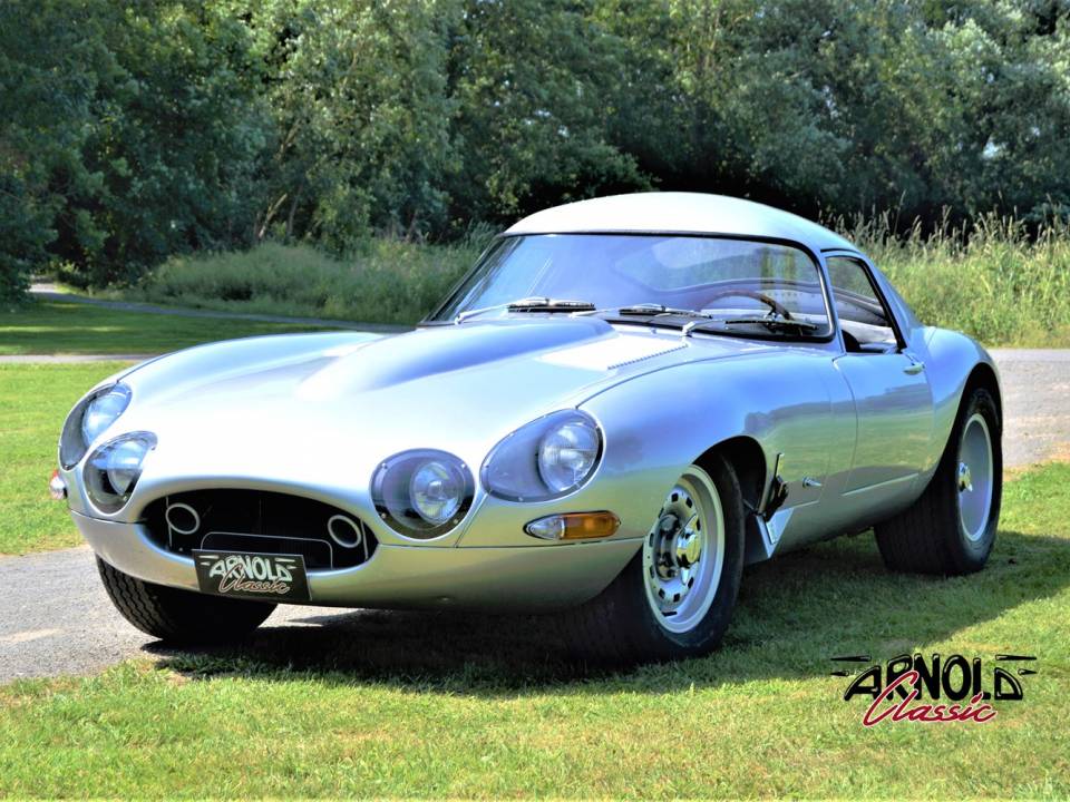 Image 3/31 of Jaguar E-Type (1968)
