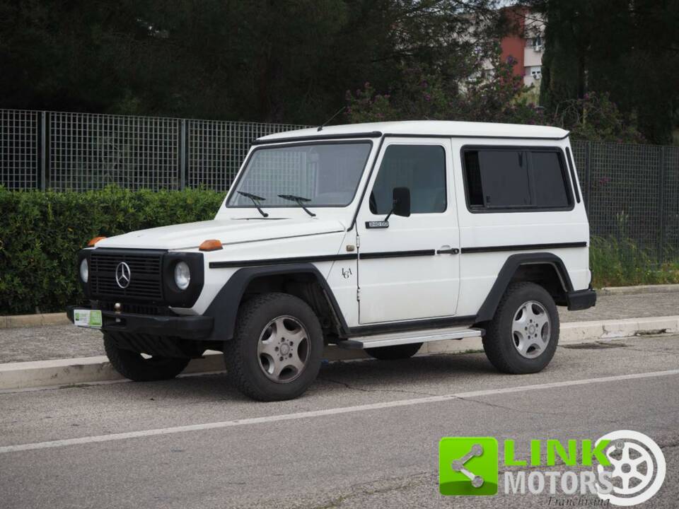 Image 1/10 of Mercedes-Benz 240 GD (SWB) (1985)