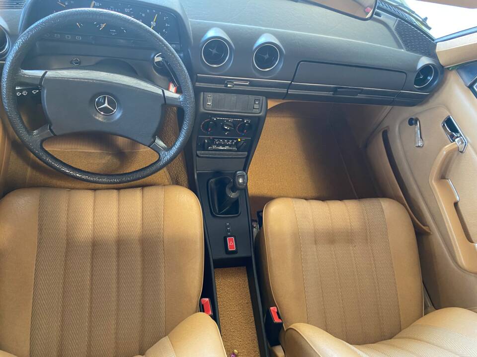 Immagine 21/91 di Mercedes-Benz 240 D (1981)