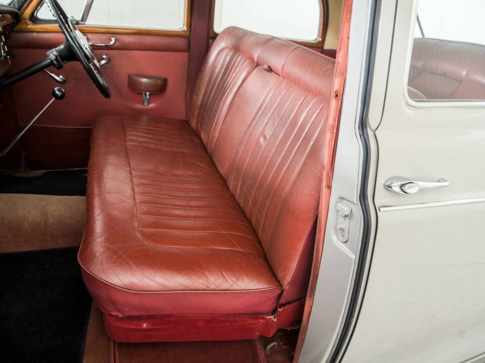 Image 24/50 de Rover 100 (1962)