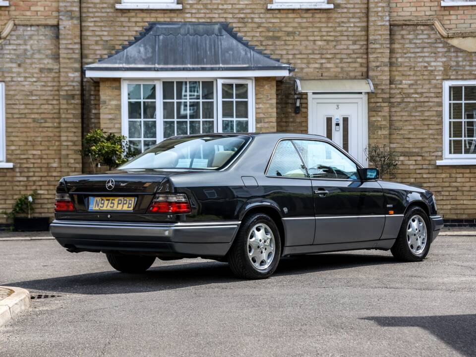 Image 3/37 of Mercedes-Benz E 320 (1995)