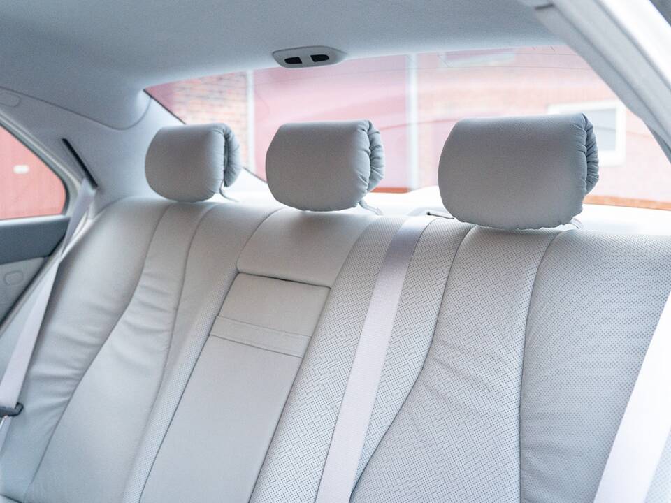 Image 26/45 of Mercedes-Benz S 55 AMG (2000)