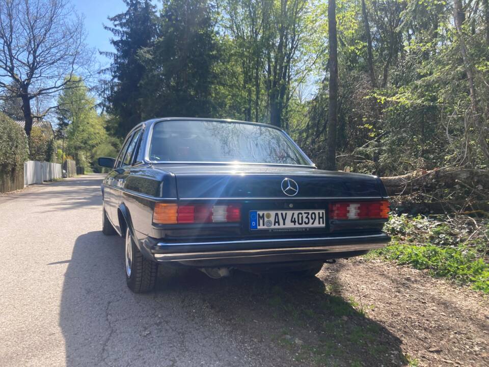 Bild 5/27 von Mercedes-Benz 230 E (1983)