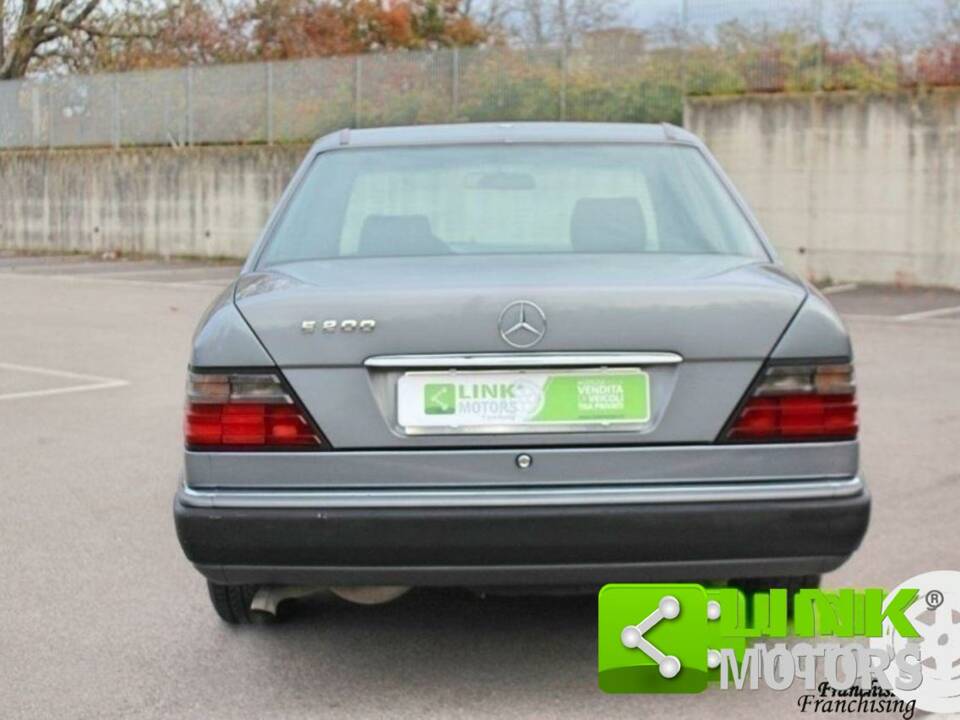 Image 5/10 of Mercedes-Benz E 200 (1994)