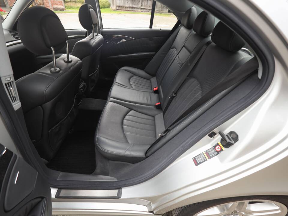 Image 13/72 of Mercedes-Benz E 55 AMG (2002)