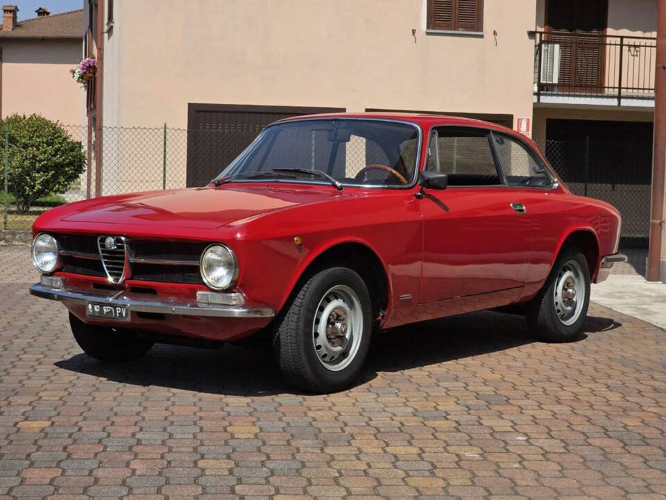 Image 7/45 of Alfa Romeo Giulia GT 1300 Junior (1973)
