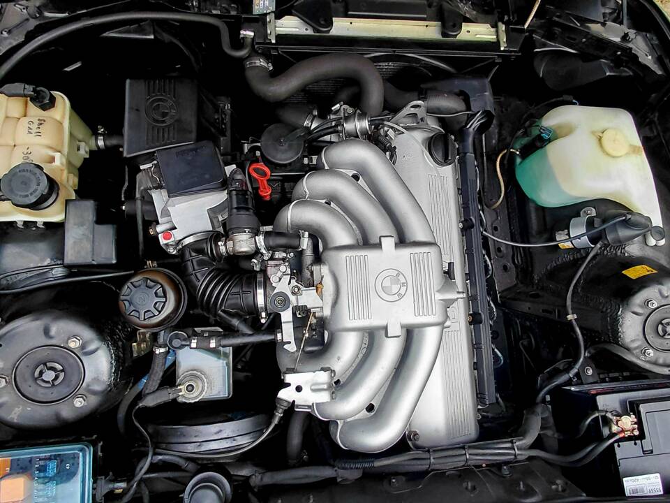 Immagine 32/53 di BMW 320i (1989)