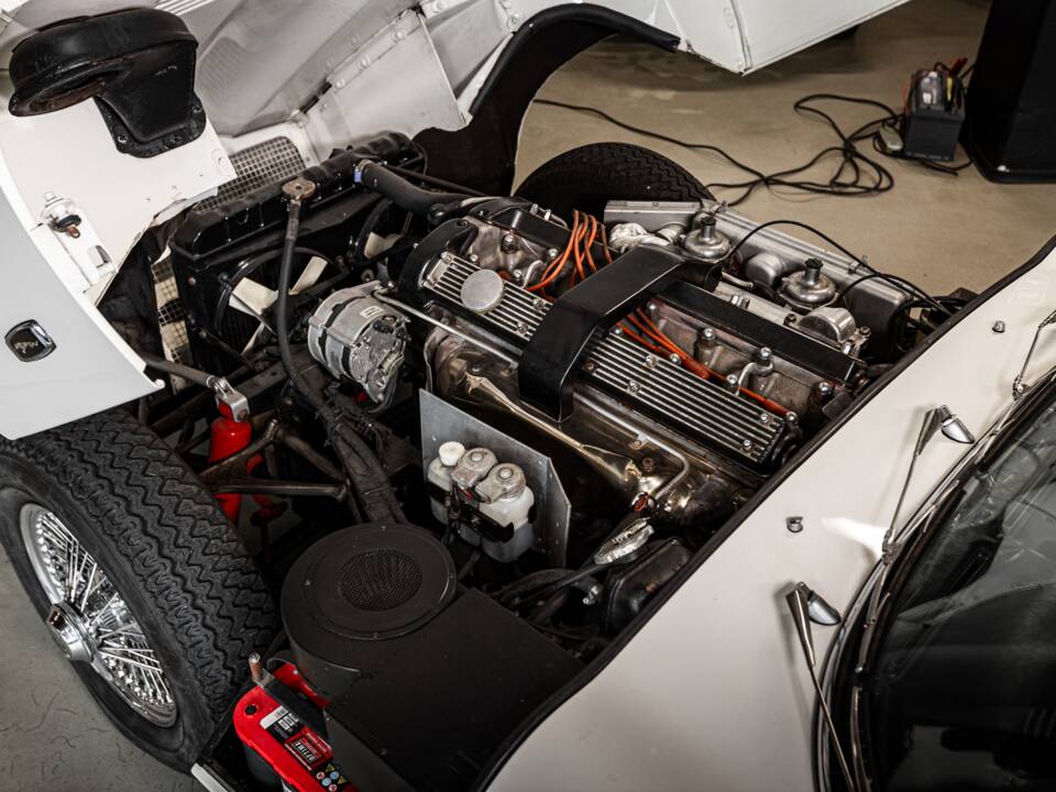 Image 40/53 de Jaguar E-Type (1970)