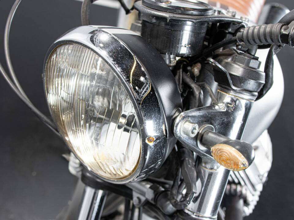 Immagine 16/50 di Moto Guzzi V 35 III (1986)