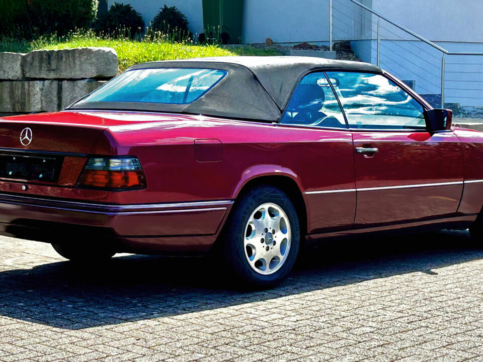 Bild 3/9 von Mercedes-Benz E 220 (1994)