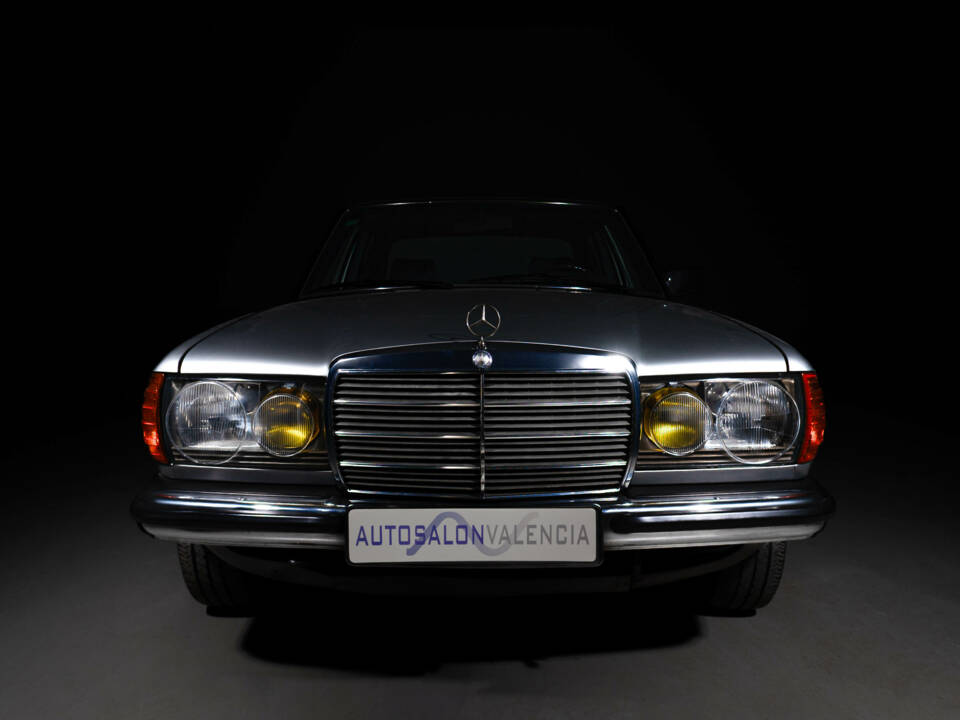 Image 23/25 of Mercedes-Benz 300 D (1985)