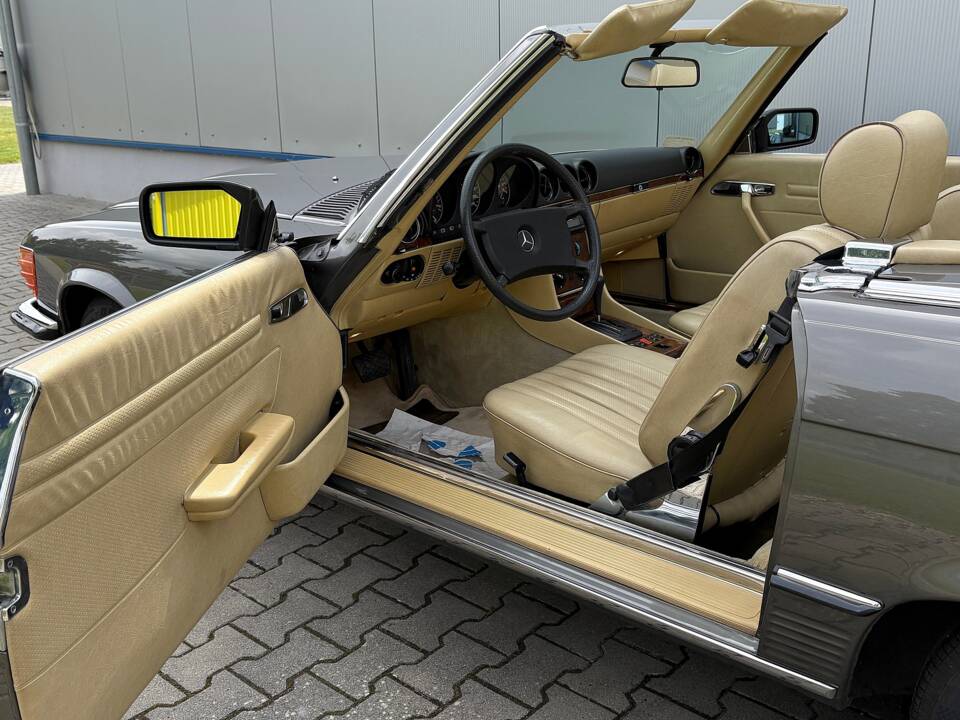 Image 13/24 de Mercedes-Benz 280 SL (1984)