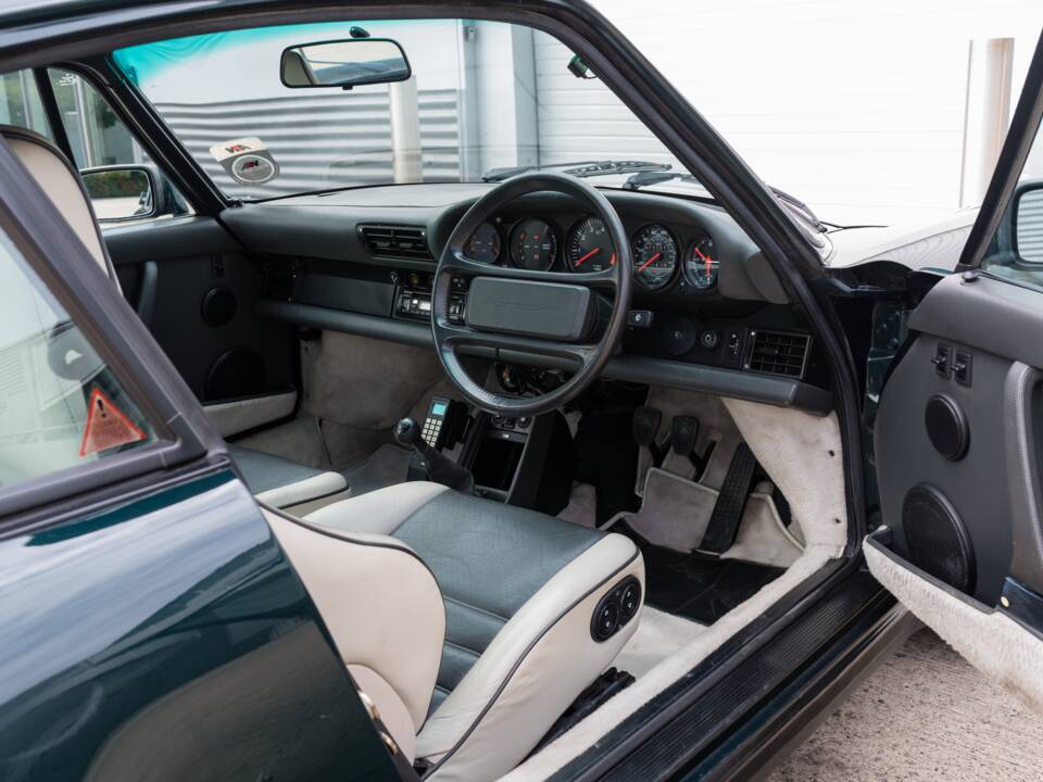 Image 25/52 of Porsche 911 Carrera 3.2 (1989)