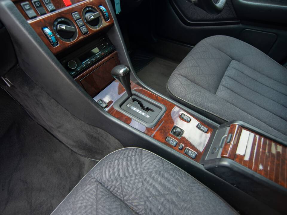 Bild 17/28 von Mercedes-Benz E 320 T (1993)