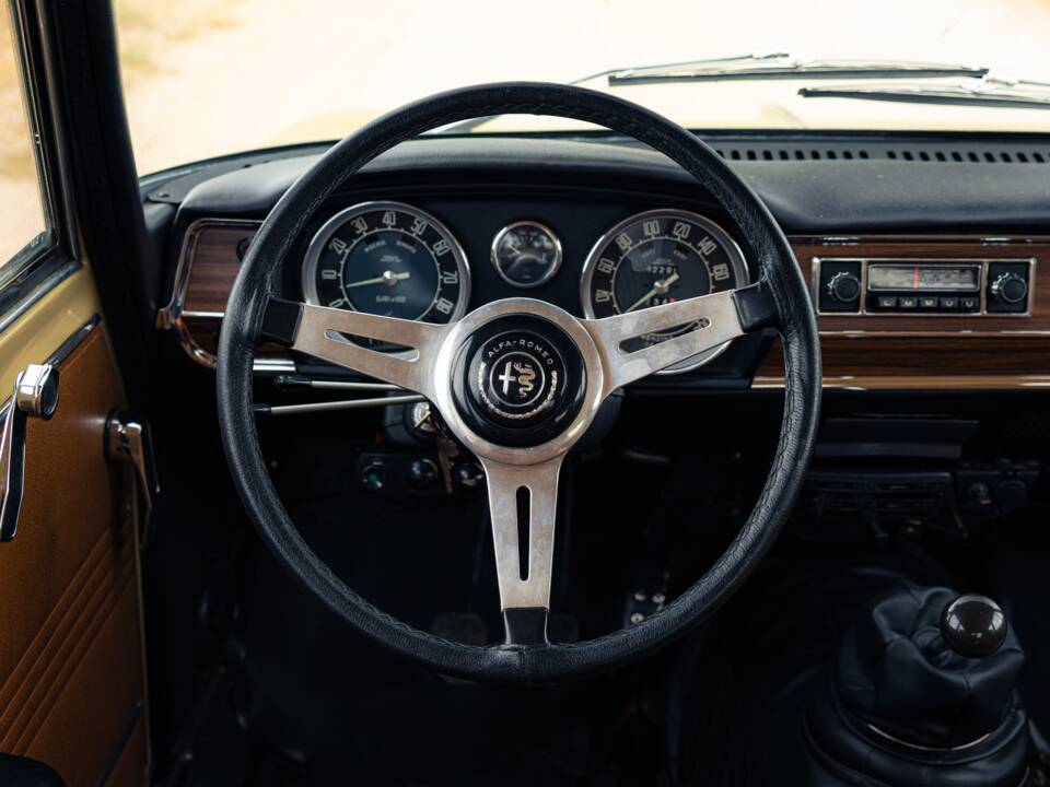 Image 9/18 of Alfa Romeo Giulia 1300 Super (1971)