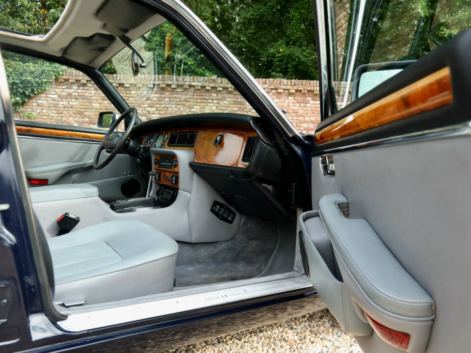 Imagen 30/50 de Jaguar XJ 12 (1985)