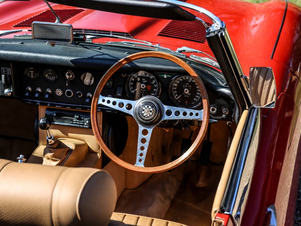 Image 18/27 of Jaguar E-Type (1968)