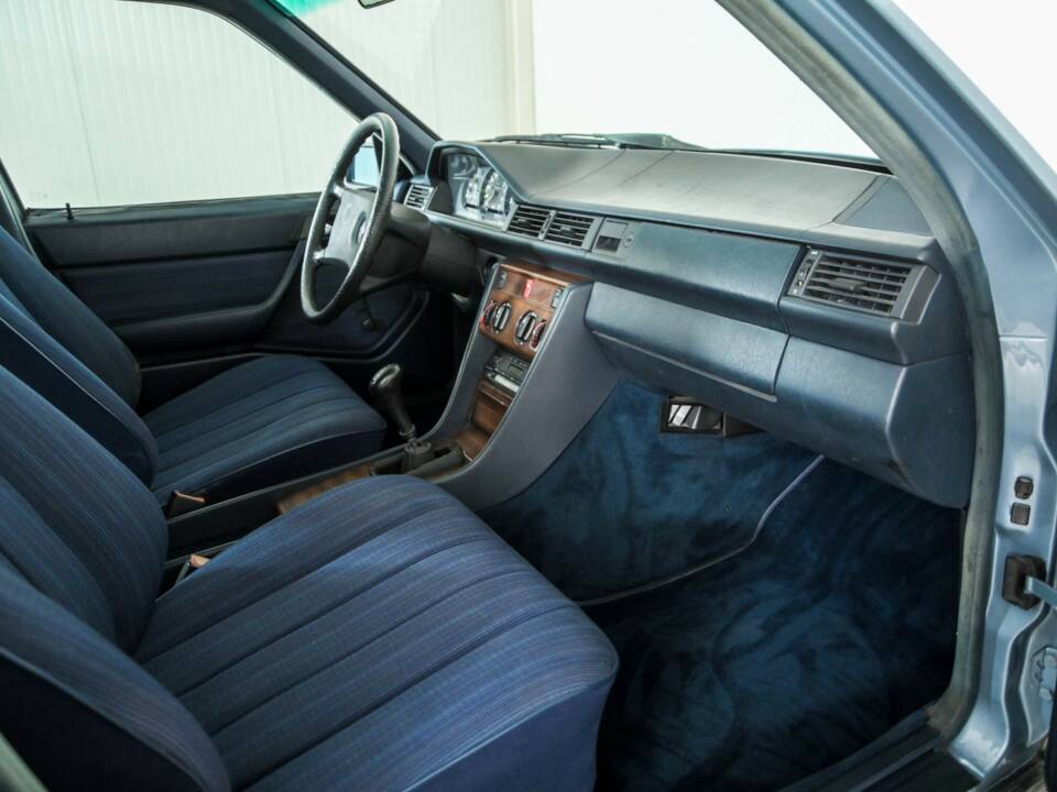 Bild 12/50 von Mercedes-Benz 230 E (1985)