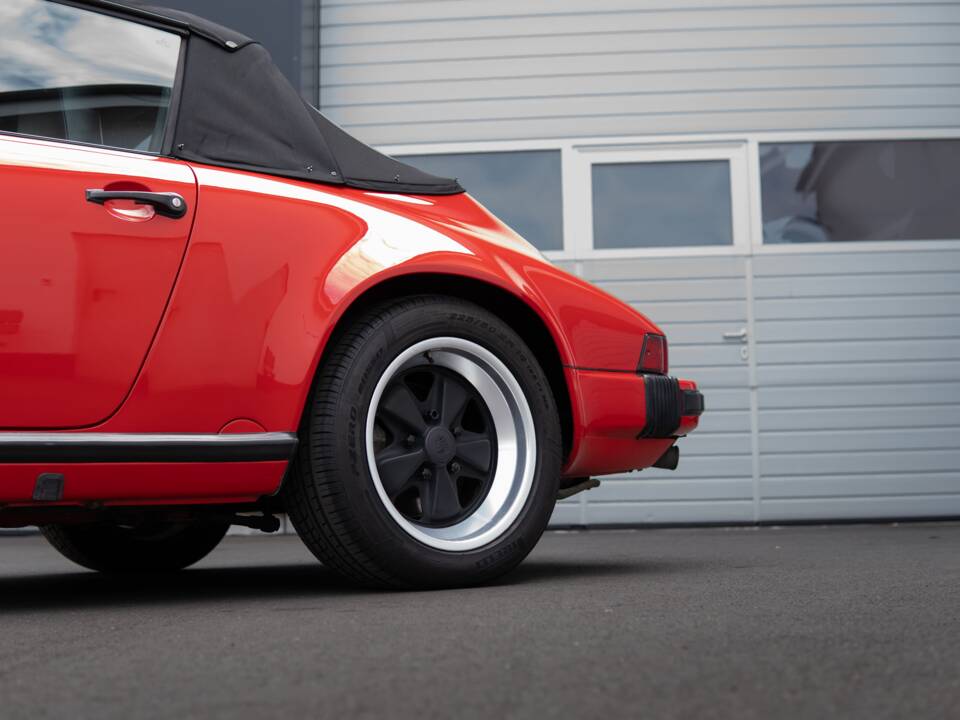 Image 14/29 of Porsche 911 Carrera 3.2 (1989)