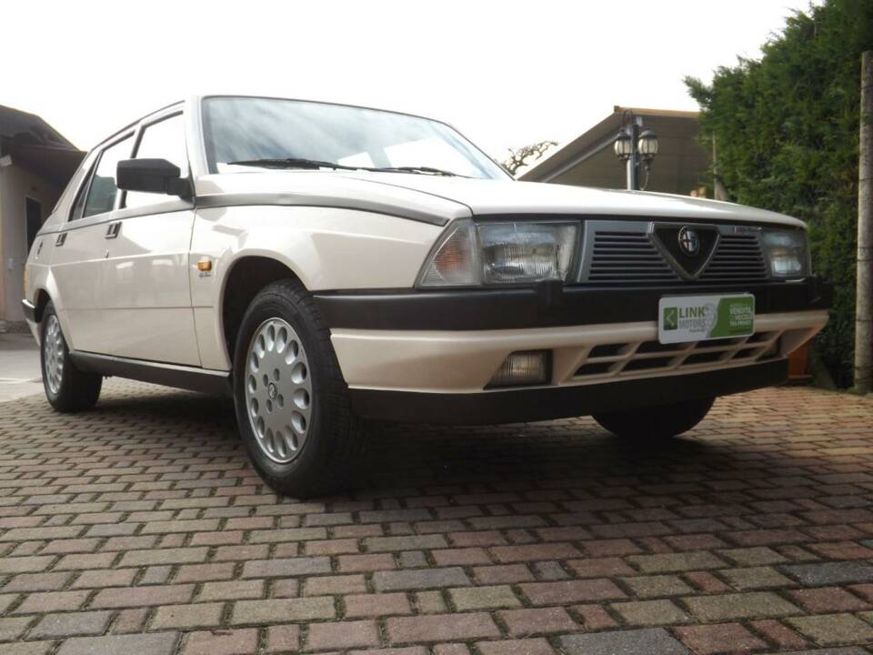 Image 10/50 de Alfa Romeo 75 2.0 (1986)