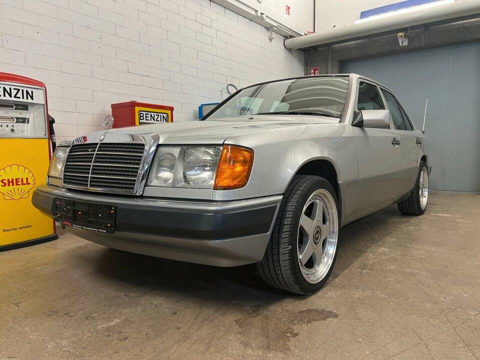 Image 2/18 de Mercedes-Benz E 200 (1993)