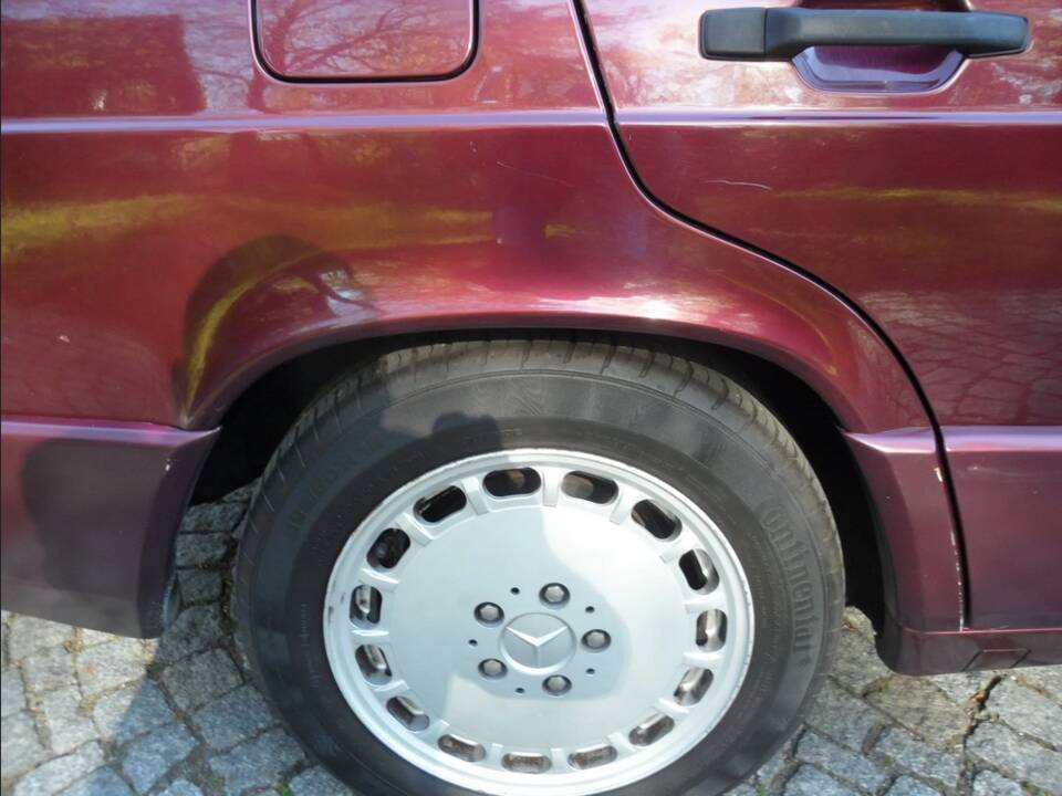 Image 46/137 of Mercedes-Benz 190 E 1.8 Avantgarde &quot;Rosso&quot; (1992)