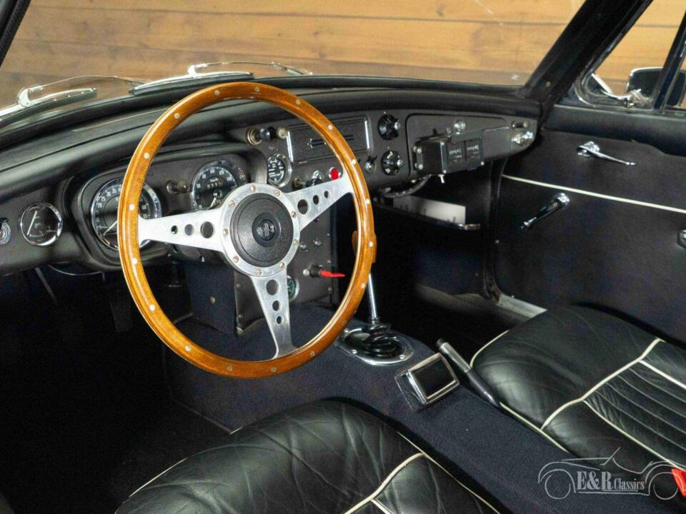 Afbeelding 2/19 van MG MGB GT (1966)