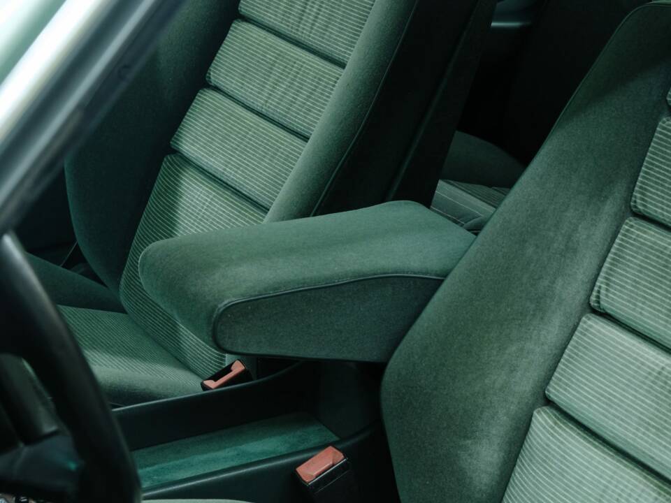 Bild 50/50 von Mercedes-Benz 500 SEC (1988)