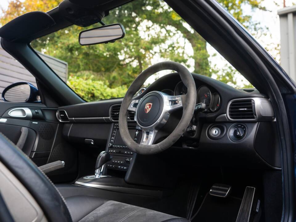 Image 39/54 of Porsche 911 Carrera GTS (2011)