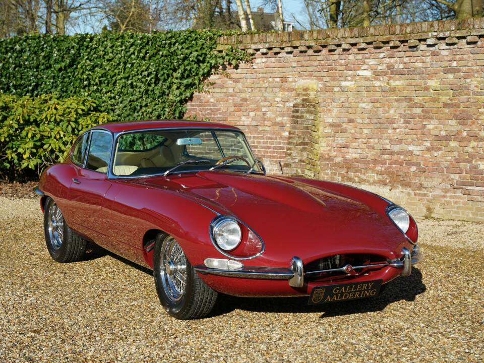 Image 43/50 de Jaguar E-Type (1968)