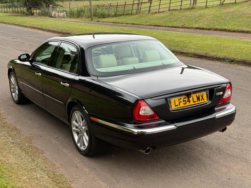 Image 3/13 of Jaguar XJR (2004)